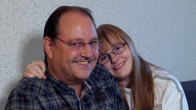 Vater Andreas hat seine Tochter Denice in den Armen. Denice ist 24 Jahre und hat seit einem Unfall kein Kurzzeitgedächtnis mehr.  (Foto: SWR)