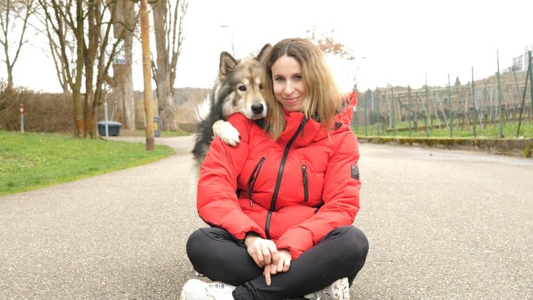 Eine Influenzerin und ihr Hund sind auf Instagram erfolgreich