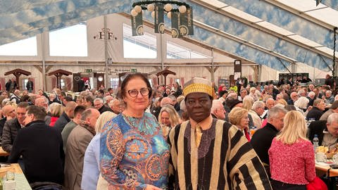 Cephas Bansah, ein König von Ghana, auf dem Mannheimer Maimarkt bei der Eröffnung im Festzelt. 