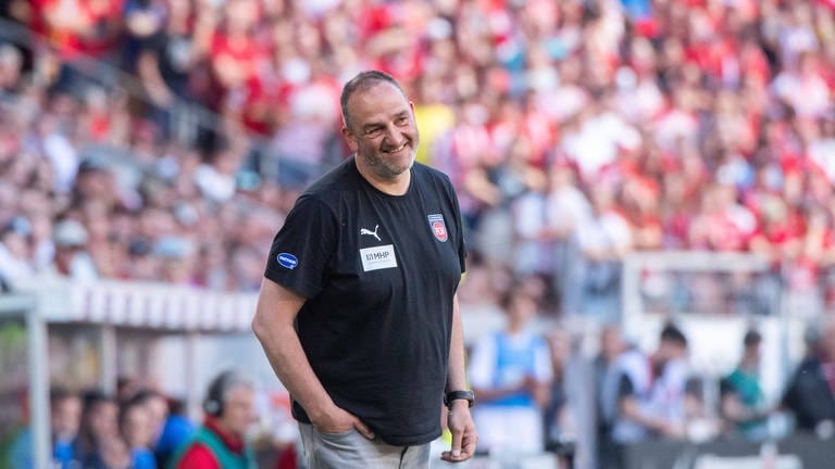 Heidenheim-Trainer Frank Schmidt verpasst das letzte Saisonspiel wegen einer OP am Sprunggelenk.