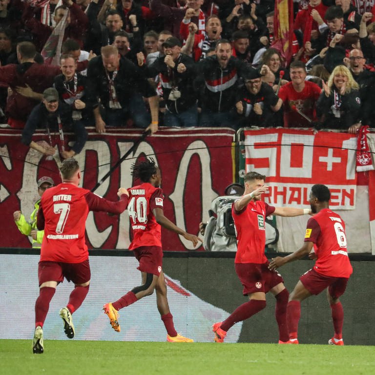 Die Spieler des 1. FC Kaiserslautern freuen sich über einen Treffer gegen Magdeburg.  (Foto: IMAGO, IMAGO / Jan Huebner)