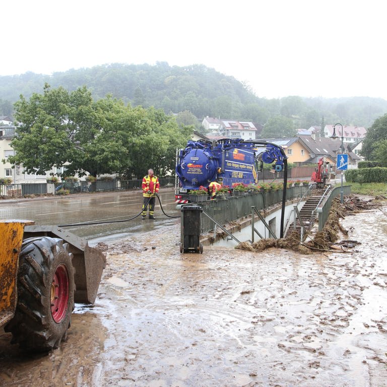 Eine Fußgängerunterführung ist Inzlingen (Kreis Lörrach) nach dem Hochwasser mit Schlamm übersät.