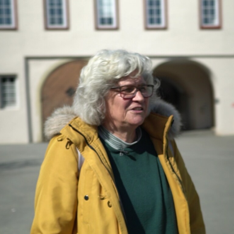 Familienpatin Claudia Turrek aus Schorndorf (Rems-Murr-Kreis) steht in einem Hof. 