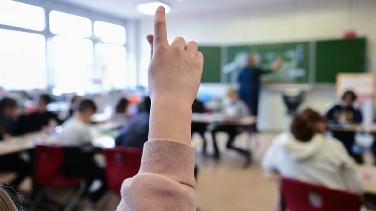 Schulkinder nehmen am Unterricht in einer Grundschule in Stuttgart teil. Die Regierungsfraktionen von Grünen und CDU in Baden-Württemberg wollen am Dienstag ein Förderprogramm für die Grundschulen auf den Weg bringen.