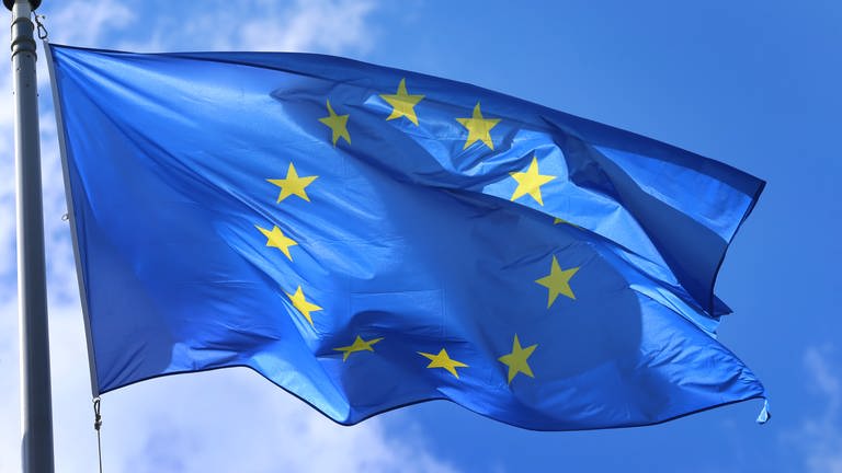 Eine wehende Europafahne