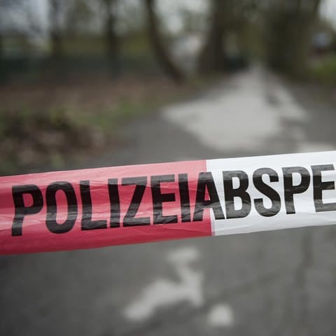 Polizei-Asperrband. Symbolbild: Polizei ermittelt nach dem Tode eines 22-Jährigen an der Kläranlage in Tauberbischofsheim