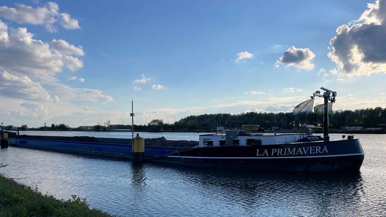 Schiff La Primavera bei Schleuse auf dem Rhein in Iffezheim beschlagnahmt