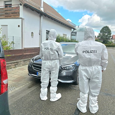 Die Polizei ermittelt vor Ort mit mehreren Beamten zum Tötungsdelikt in Waldbronn (Kreis Karlsruhe).