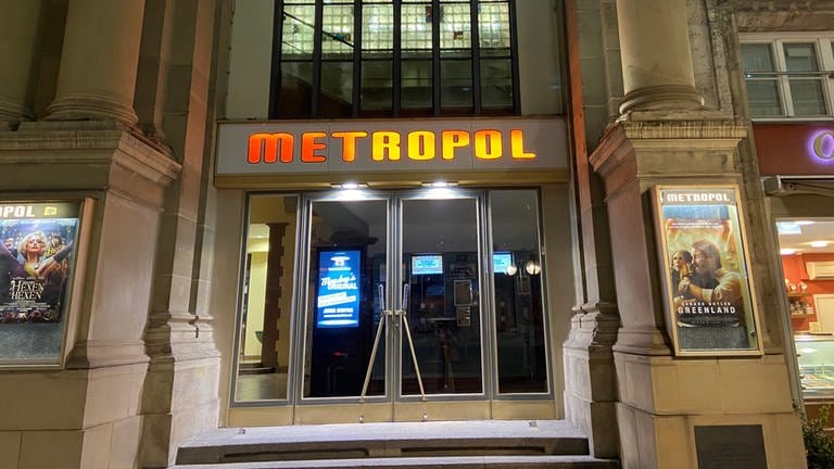 Ein paart Treppenstufen führen hinauf zum Metropol-Kino