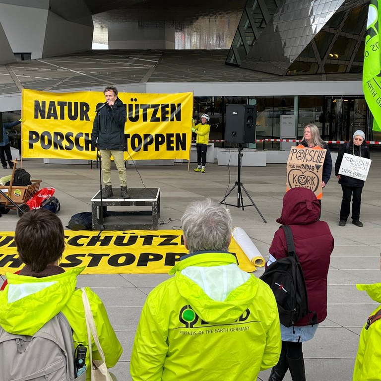 Naturschützerinnen und Naturschützer protestierten am Dienstag vor dem Porsche-Stammwerk in Zuffenhausen.