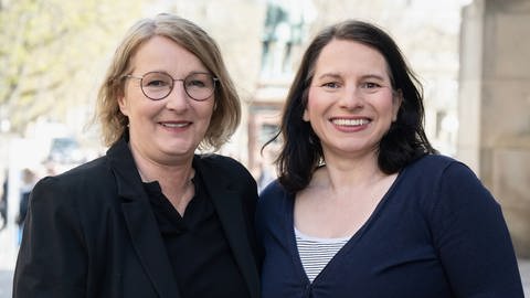Die beiden neuen Leiterinnen des ITFS stehen nebeneinander und lächeln in die Kamera: Heike Mozer (links) und Annegret Richter haben die Leitung des Internationalen Trickfilmfestivals übernommen. (Foto: Trickfilm-Festival Stuttgart)