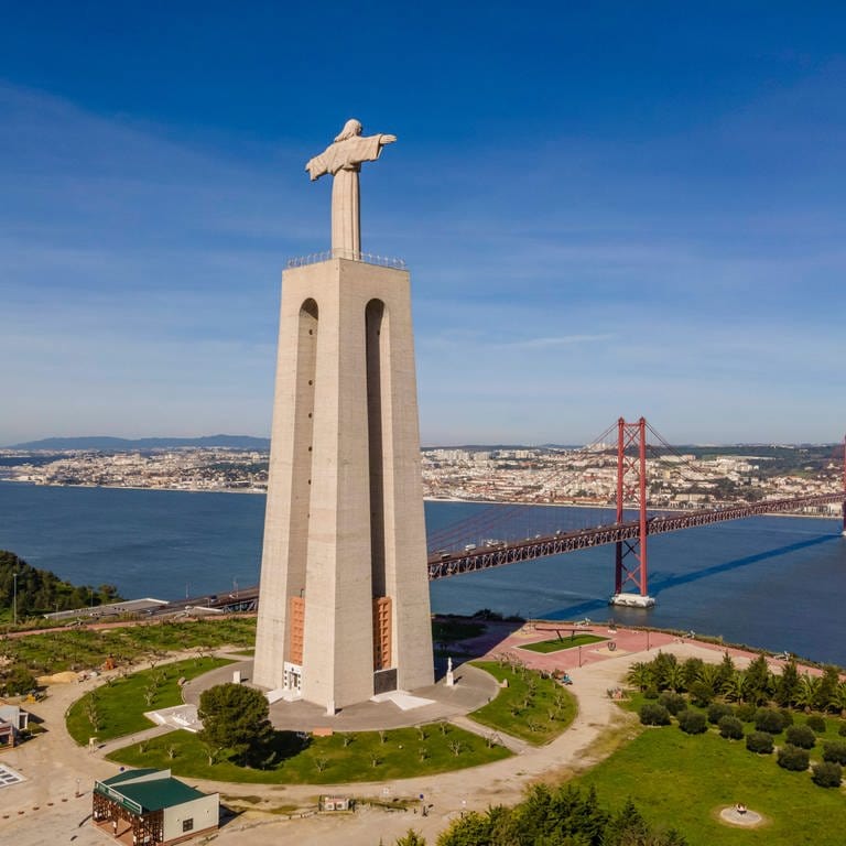 Die über dem Fluss Tejo aufragende Figur Cristo Rei am Stadtrand von Lissabon. 