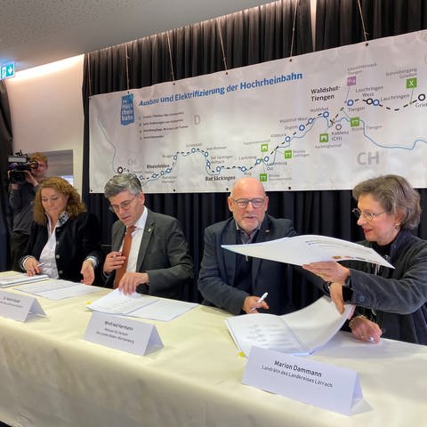 Politiker und eine Vertreterin der Bahn haben die Weichen für den Ausbau der Hochrheinbahn gestellt. Gemeinsam unterzeichneten sie den Finanzierungsvertrag.