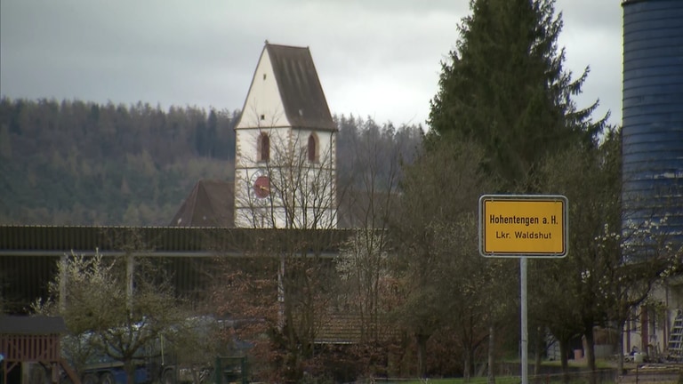 In Hohentengen (Kreis Waldshut) soll am Dienstagabend ein 19-Jähriger seine Eltern und seinen Bruder getötet haben.