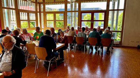Viele Menschen sind beim Offenen Mittagstisch in Täferrot im Ostalbkreis am Freitagmittag zusammen gekommen. Vor allem für die älteren Menschen der Gemeinde ist die Aktion eine Möglichkeit sich zu treffen und auszutauschen.