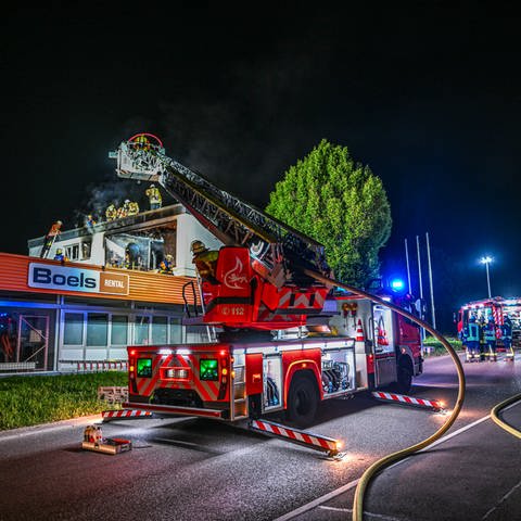 Die Feuerwehr in Aalen rettet drei Bewohner bei einem Brand über ein Firmendach. 