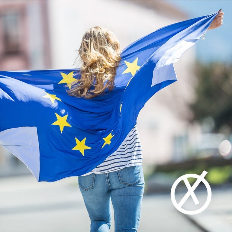Frau mit einer Europafahne hinter dem Rücken - am 9. Juni wird in Rheinland-Pfalz für die deutschen Abgeordneten für das Europaparlament abgestimmt