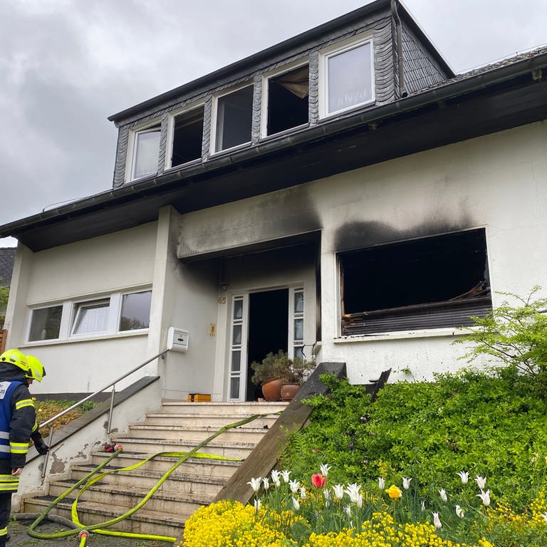 Die Feuerwehr entdeckte die Leiche eines Mannes in dem Wohnhaus in Bad Neuenahr-Ahrweiler.