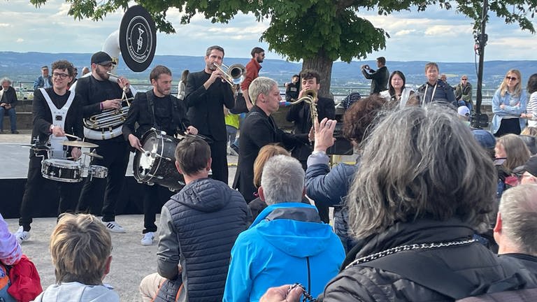 Eine Band spielt bei der Eröffnung des Kultursommers 2024 in Koblenz unter freiem Himmel 