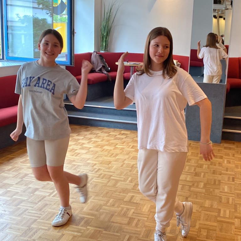 Emilia und Ivanka aus der Ukraine tanzen in einer Mainzer Tanzschule Hip-Hop