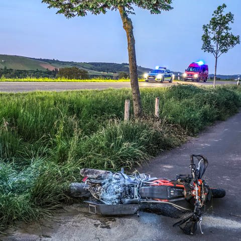 Verunglücktes Motorrad bei Meddersheim im Landkreis Bad Kreuznach