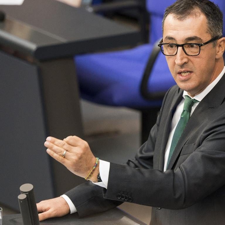 Grünen-Politiker Cem Özdemir, am Rednerpult des Bundestages, engagierte Haltung