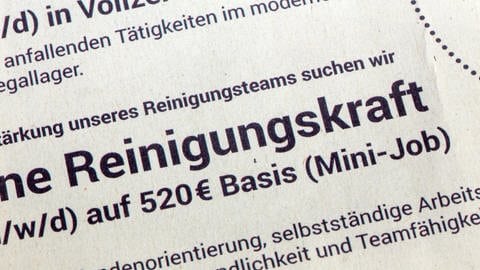 Stellenanzeige für eine Reinigungskraft auf Minijob-Basis: Minijobs kennt man in machen Ländern gar nicht. In Deutschland dagegen gibt es 7 Millionen Minijobber, allerdings ist geringfügige Beschäftigung einer der Gründe für Erwerbsarmut: Menschen arbeiten, aber es reicht nicht zum Leben – sie sind arm trotz Arbeit.