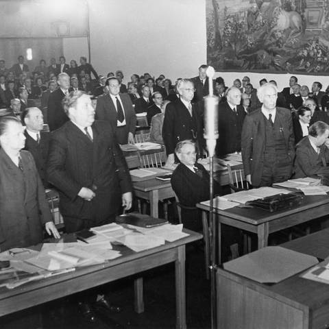 Am 10. Mai 1949 fällt im Parlamentarischen Rat die Entscheidung für Bonn als provisorische Hauptstadt. Im Bild v.l. während der Sitzung: Fritz Menzel, Carlo Schmid, Paul Loebe, Theodor Heuss und Hans-Christoph Seebohm