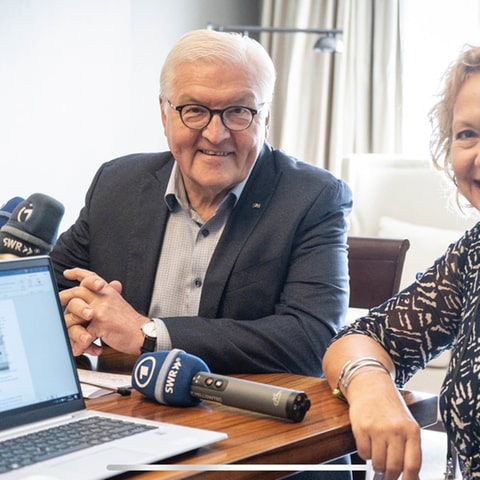 Evi Seibert und Bundespräsident Steinmeier mit Laptop und Mikrofon am Tisch