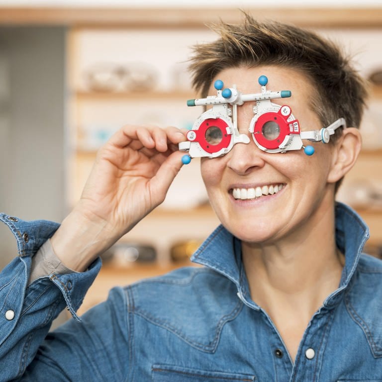 Frau beim Optiker mit Messbrille: Bei Kurzsichtigkeit hat man im Alter den Vorteil, dass man Dinge in der Nähe sehen kann. Aber es gleicht sich nicht mit der Alterssichtigkeit aus. 
