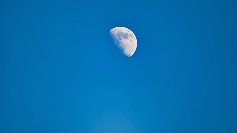 Am strahlend blauen Himmel ist der Mond auch tagsüber zu sehen