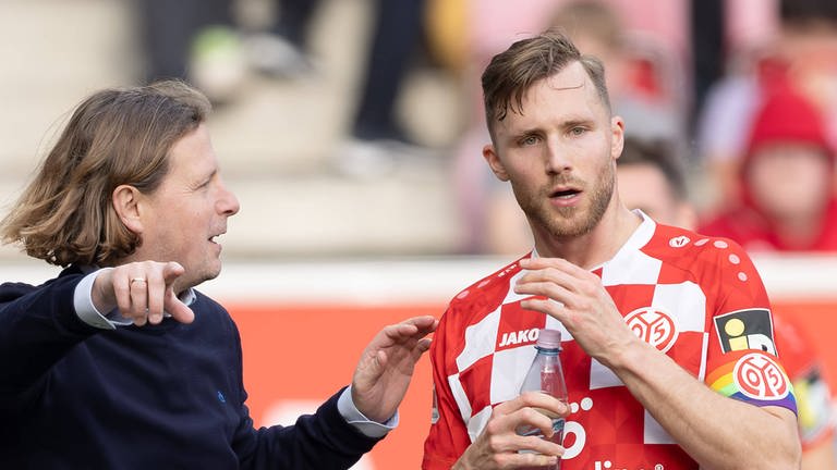 Trainer Bo Henriksen vom 1. FSV Mainz 05 gibt seinem Kapitän Silvan Widmer Anweisungen (Foto: IMAGO, Kessler-Sportfotographie)