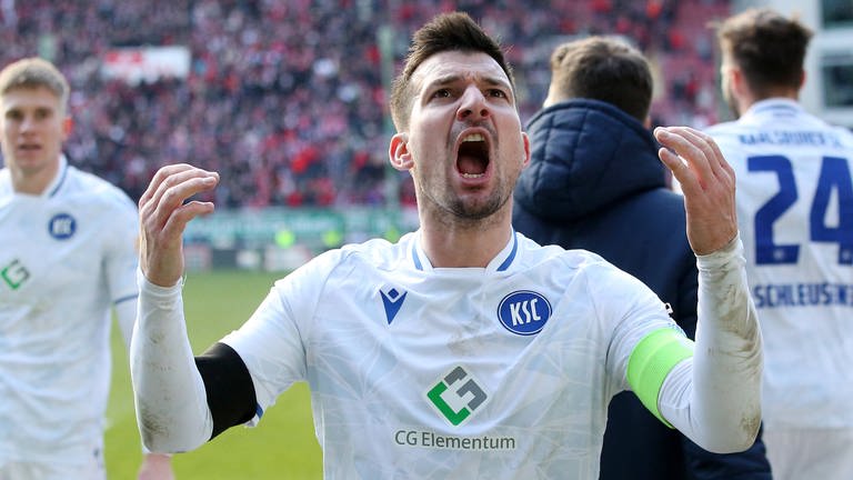 Jerome Gondorf (Karlsruher SC) bejubelt das 4:0 durch Budu Zivzivadze gegen den 1. FC Kaiserslautern.