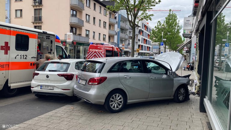 Auto kracht in Kaiserslautern gegen Wohn- und Geschäftshaus (Foto: Polizei Kaiserslautern)