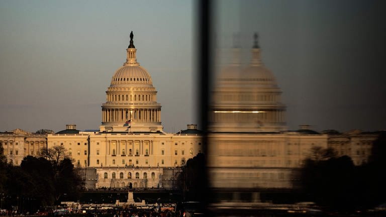 Das Kapitol der Vereinigten Staaten ist vom Sockel des Washington Monuments aus zu sehen, während die Sonne in Washington, D.C. untergeht.  (Foto: Getty Images via AFP)