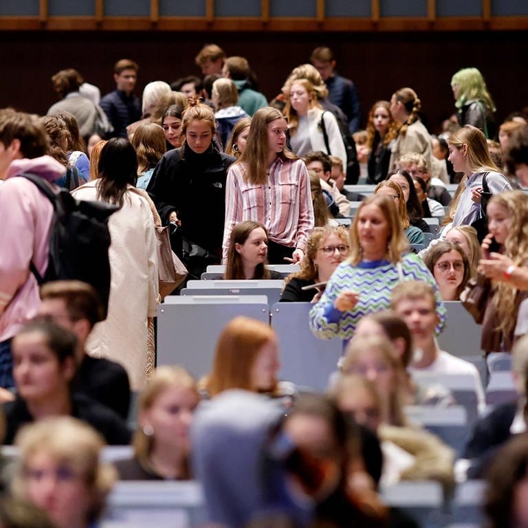 Studierende im großen Hörsaal am Tag der Erstsemesterbegrüßung zum Wintersemester 202324 an der Uni Köln.  (Foto: picture alliance / Panama Pictur)