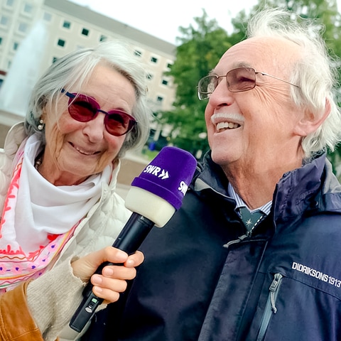 Tici interviewt die Eheleute Helen und Klaus-Peter zum Thema Liebe. Helen und Klaus-Peter lachen in die Kamera.  (Foto: SWR)