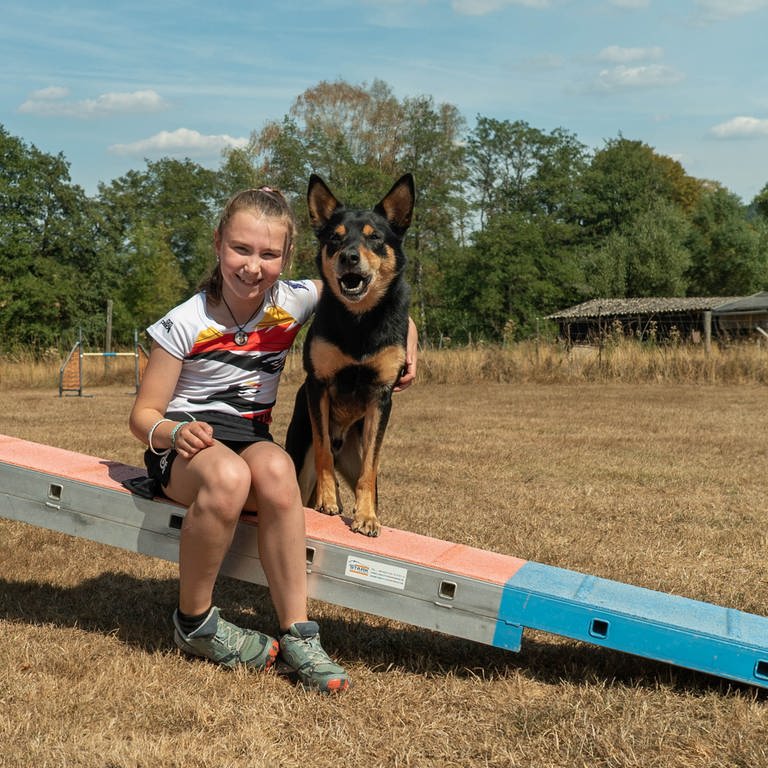 Die 9-jährige Sun und ihr Kelpie "Limit" sind Junioren-Weltmeister im Agility