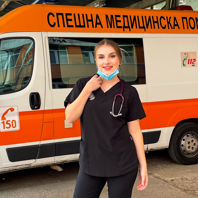 Junge Frau vor bulgarischem Krankenwagen.