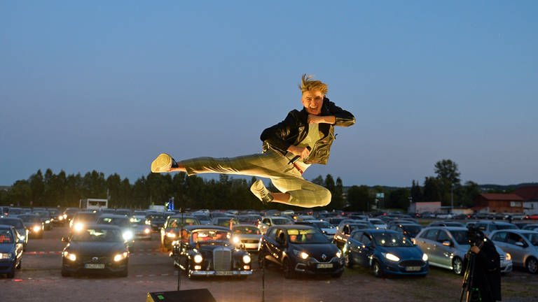 Vincent Gross springt in die Luft bei einem Autokino-Konzert in Bad Kreuznach (Foto: SWR, Ben Pakalski)