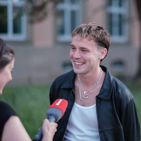 Felix Jaehn im Interview mit Festivalreporterin Cora auf der SWR Sommerfestival in Stuttgart. (Foto: SWR, ©SWR/Markus Palmer)