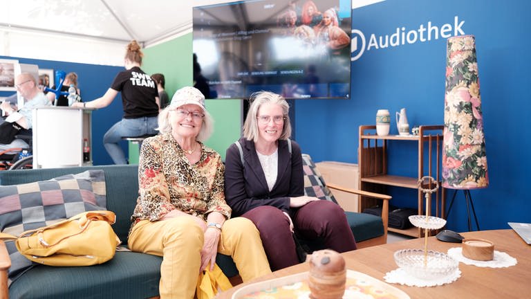 Zwei Damen im Zelt der ARD Audiothek.