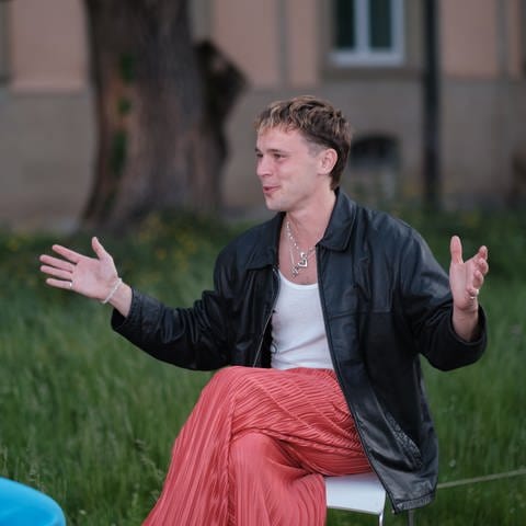 Felix Jaehn im Interview mit Festivalreporterin Cora auf der SWR Sommerfestival in Stuttgart. (Foto: SWR, Markus Palmer)