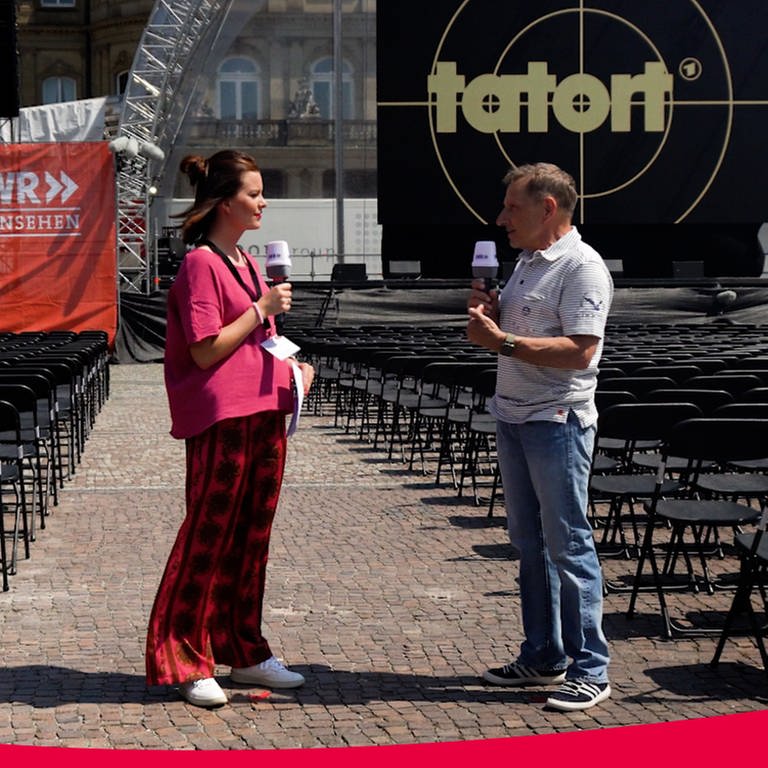 Festivalreporterin Cora Klausnitzer mit Tatort-Kommissar Richy Müller auf dem SWR Sommerfestival in Stuttgart. 
