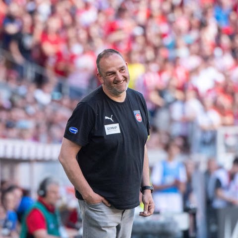 Heidenheim-Trainer Frank Schmidt verpasst das letzte Saisonspiel wegen einer OP am Sprunggelenk.