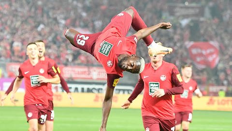 Nach seinem Treffer zum 1:0 gegen den 1. FC Nürnberg hebt Richmond Tachie ab zum Salto