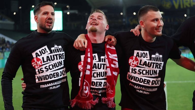 Spieler des 1. FC Kaiserslautern bejubeln den Finaleinzug.