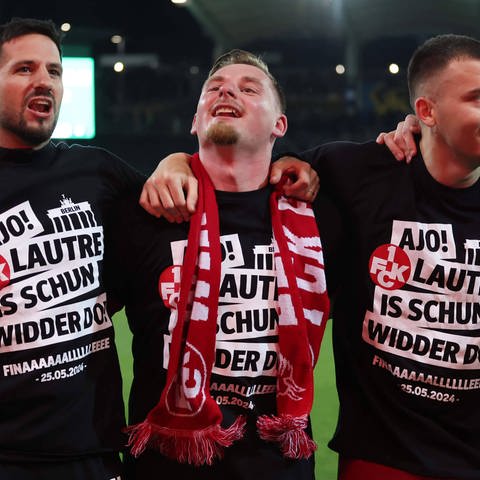 Spieler des 1. FC Kaiserslautern bejubeln den Finaleinzug. (Foto: IMAGO, IMAGO / Fussball-News Saarland)