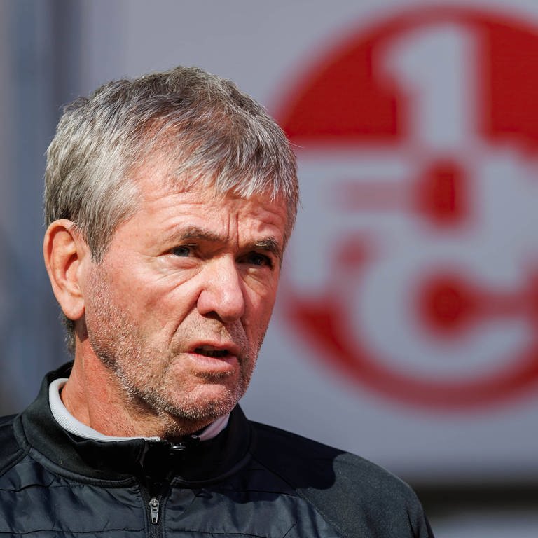 Frustriert und ratlos - FCK Coach Friedhelm Funkel nach dem 0:4 im Derby gegen den Karlsruher SC