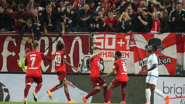 Die Spieler des 1. FC Kaiserslautern freuen sich über einen Treffer gegen Magdeburg.  (Foto: IMAGO, IMAGO / Jan Huebner)